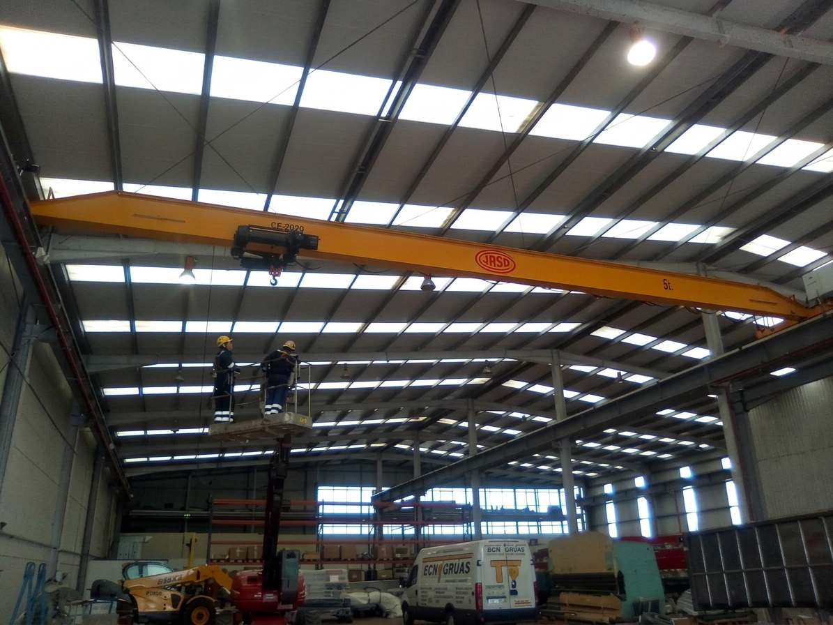 • Técnicos de Tecnogrúas Norte realizando el montaje de una grúa puente monorrail marca JASO de 5 toneladas en una nave industrial en Cantabria.
