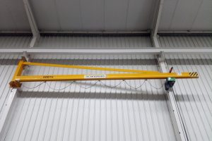 Grúa pluma de perfil ligero.