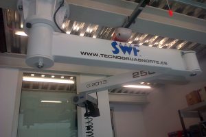 Grúa pluma articulada.